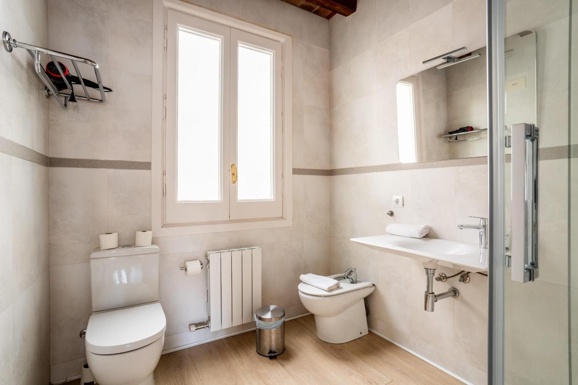 Apartment Huge And Modern 4 Bedroom Next To Paseo De Gracia Barcelona